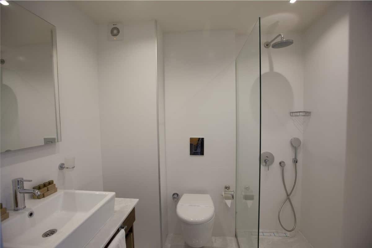 Deluxe Room, 1 Double Bed, Sea View | Bathroom | Shower, designer toiletries, hair dryer, bathrobes