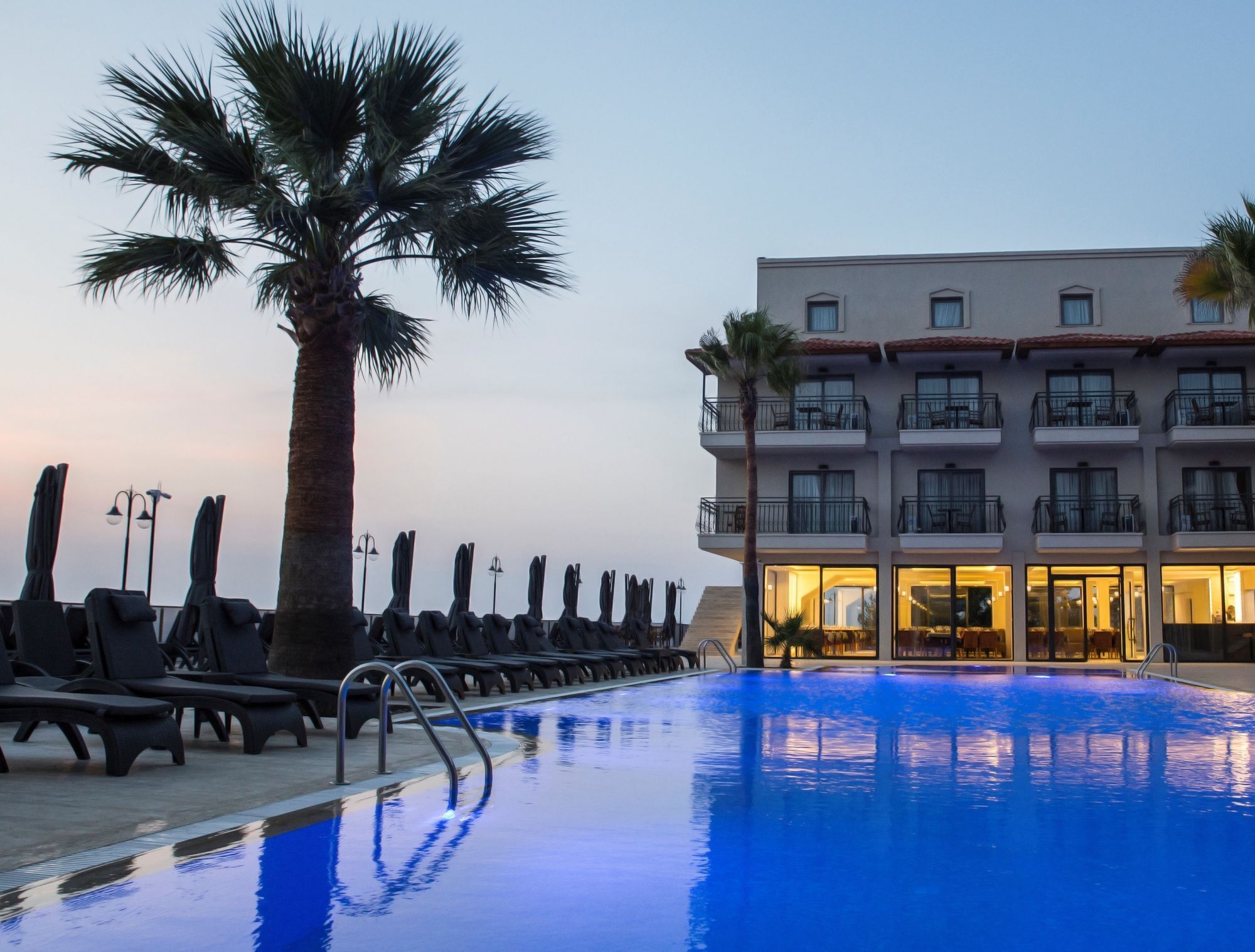 Außenpool, Sonnenschirme, Liegestühle