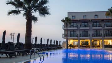 Außenpool, Sonnenschirme, Liegestühle