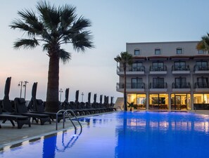 Piscine extérieure, parasols, chaises longues