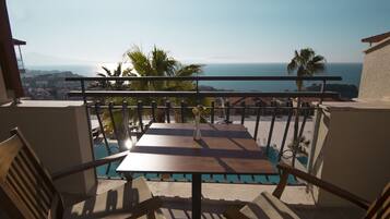 Breakfast, lunch, dinner served; international cuisine