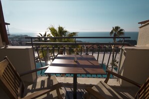 Serveert ontbijt, lunch, diner, internationale gerechten 