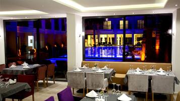 Serveert ontbijt, lunch, diner, internationale gerechten