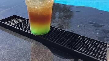 Utomhuspool, parasoller och solstolar