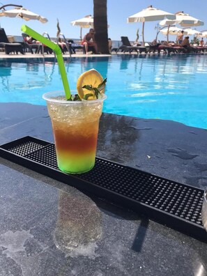 屋外プール、プール パラソル、サンラウンジャー