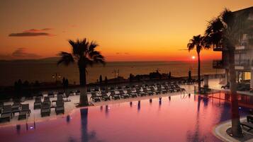 Outdoor pool, pool umbrellas, sun loungers