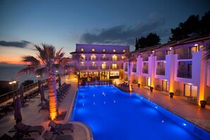 Hồ bơi ngoài trời, dù/ô trên bãi biển/hồ bơi, ghế dài tắm nắng 