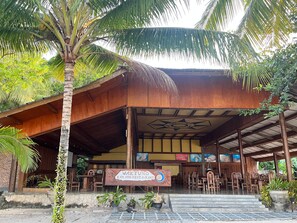 Breakfast, lunch, dinner served; international cuisine 