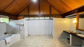 Rom – executive | Bad | Toalettartikler (inkludert), tøfler og håndklær