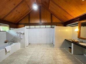 Ein Badezimmer mit einer Badewanne, einer Dusche und einem Waschbecken.