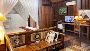 Une pièce en bois avec un lit, un bureau et une chaise.