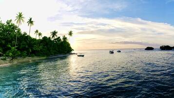 Privat strand, hvit sand og roing