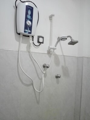 Regadera, amenidades de baño gratuitas, secadora de cabello, pantuflas 