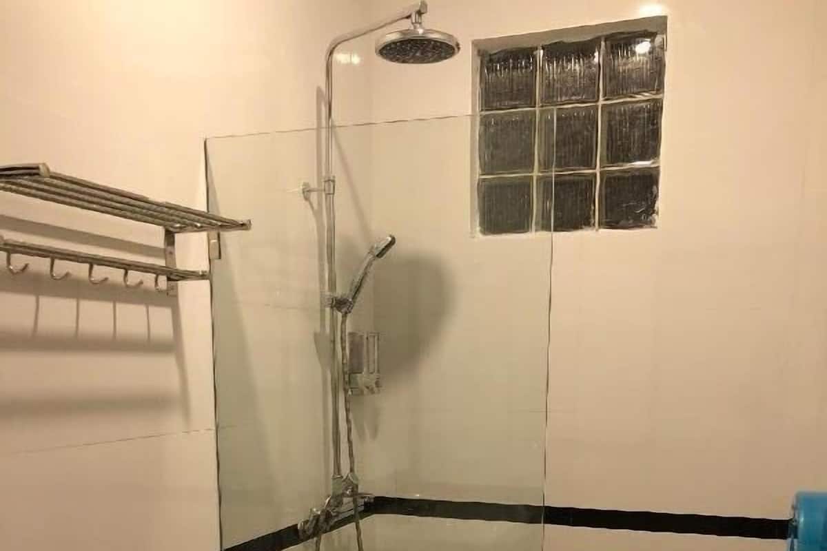 Bathroom | Free toiletries, bathrobes, slippers, towels