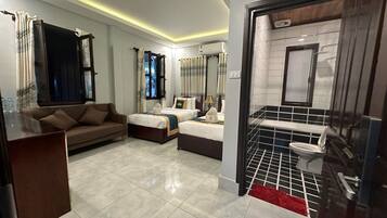 Deluxe Twin Room | Minibar, Zimmersafe, Verdunkelungsvorhänge, kostenloses WLAN