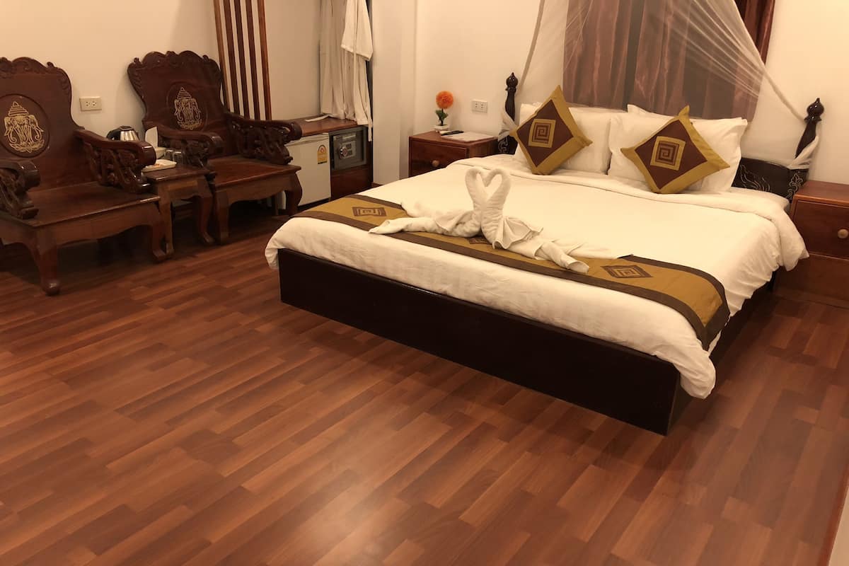 Minibar, in-room safe, blackout drapes, free WiFi