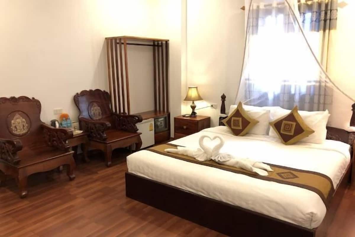 Minibar, in-room safe, blackout curtains, free WiFi