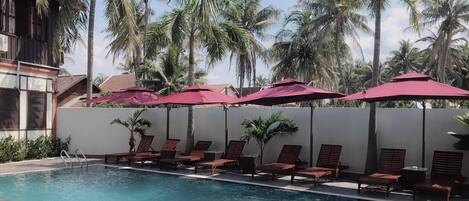 Outdoor pool, pool umbrellas, sun loungers