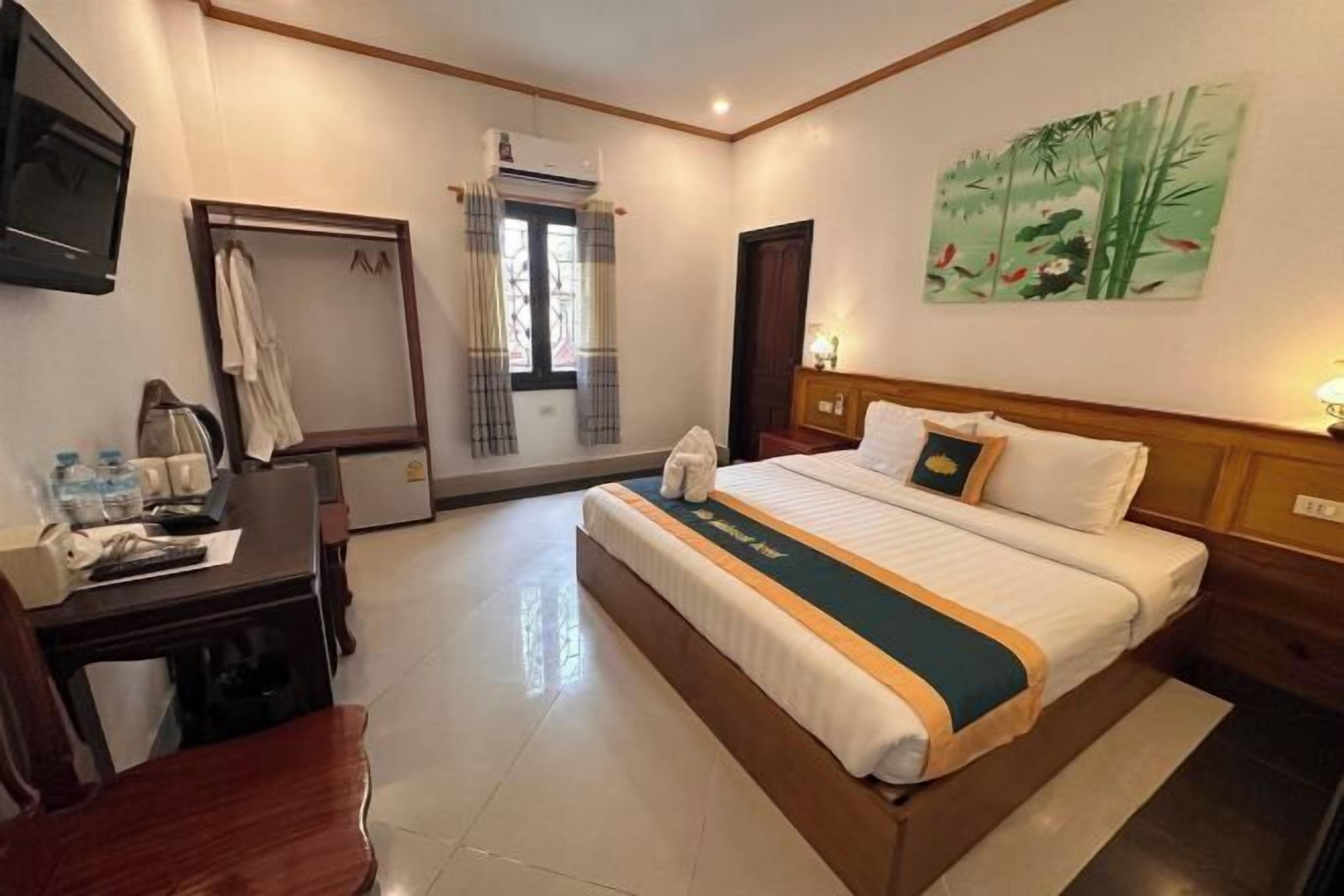Minibar, in-room safe, blackout curtains, free WiFi