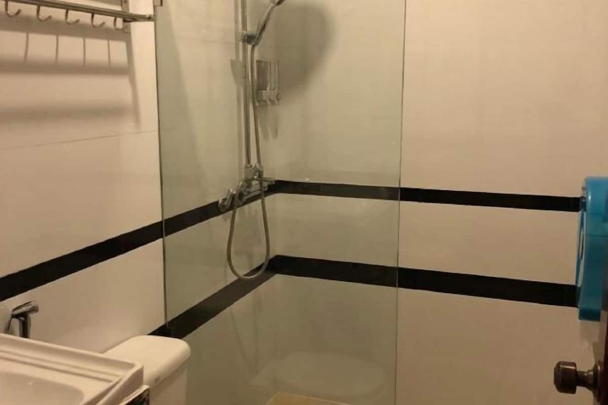 Kostenlose Toilettenartikel, Bademäntel, Hausschuhe, Handtücher
