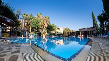 Piscine extérieure, parasols de plage, chaises longues