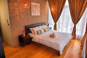 Desk, iron/ironing board, free WiFi, bed sheets - VIPOD Suites KLCC by Luxury Suites Asia (Kuala Lumpur)