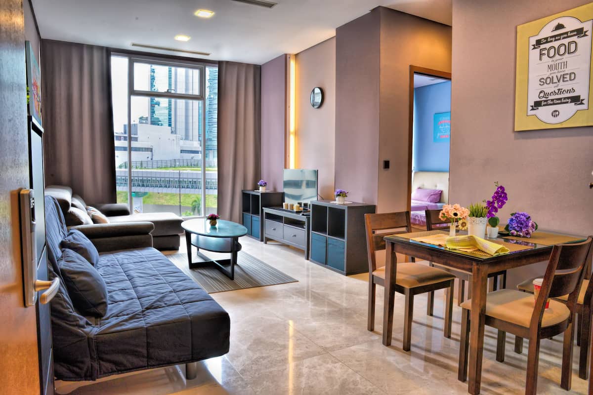 Standard-Apartment, 2 Schlafzimmer | Wohnbereich | Flachbildfernseher