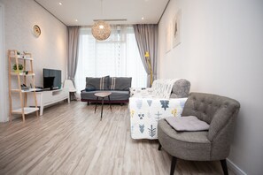 Departamento Deluxe, 2 habitaciones | Sala de estar | Televisión de pantalla plana 