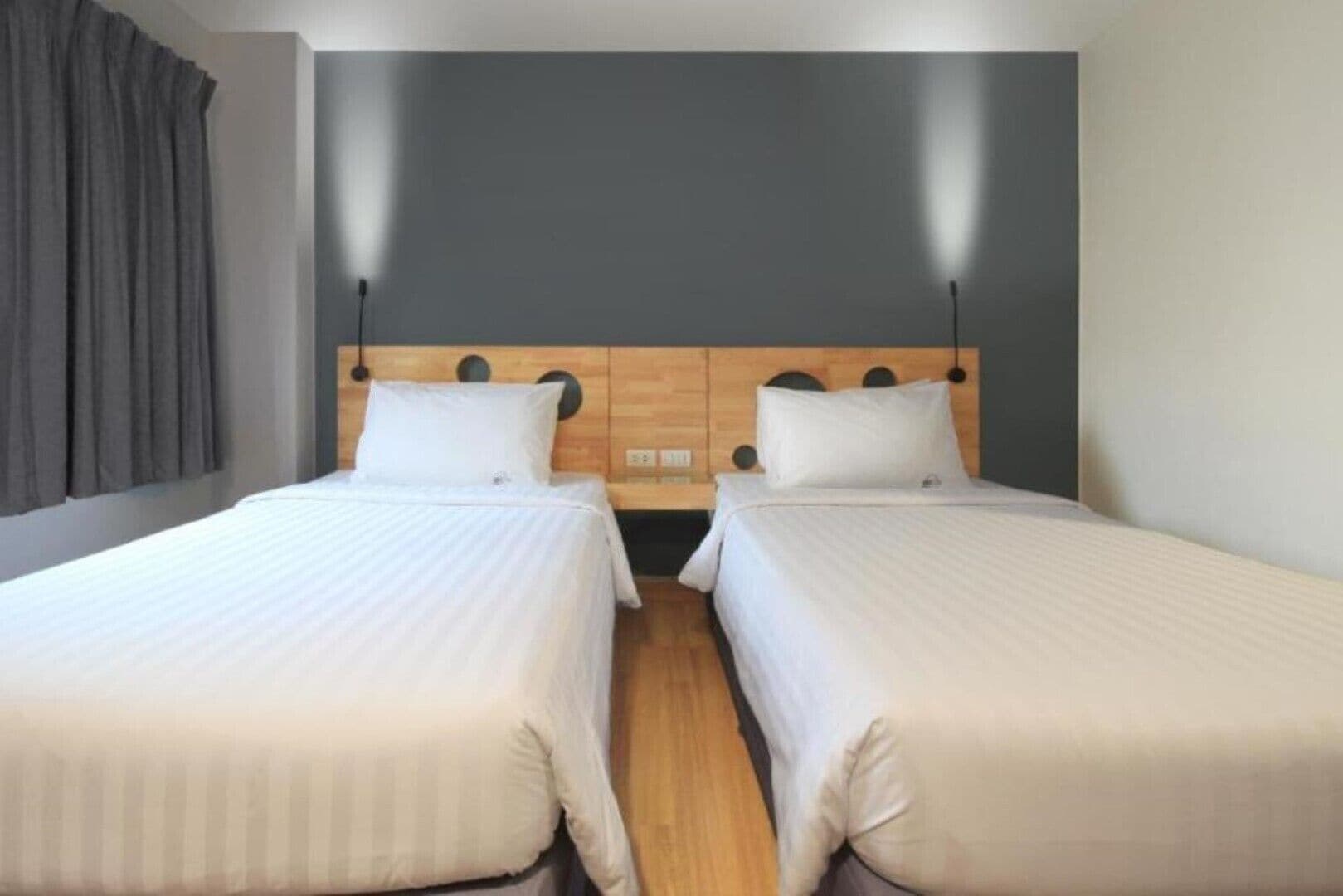 standard twin room with windows | 1 bedroom, in-room safe, desk, free wifi