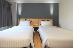 Standard Twin Room With Windows | Peti besi dalam bilik, meja, Wi-fi percuma, cadar katil 