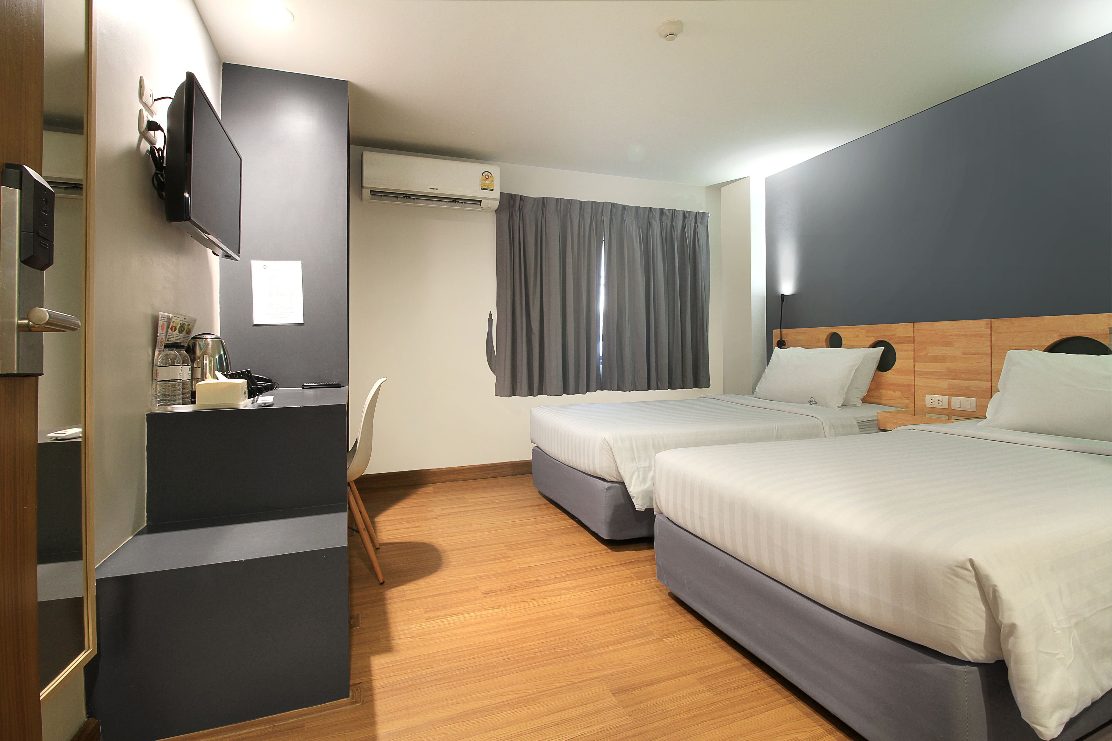 standard twin room with windows | 1 bedroom, in-room safe, desk, free wifi