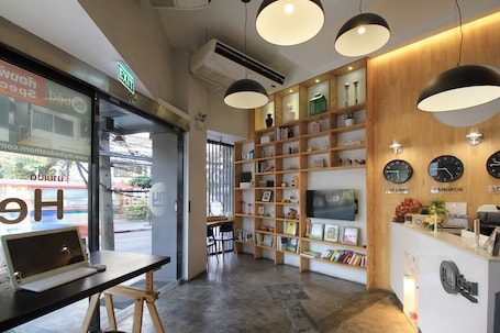 40-inch LED TV with satellite channels, TV