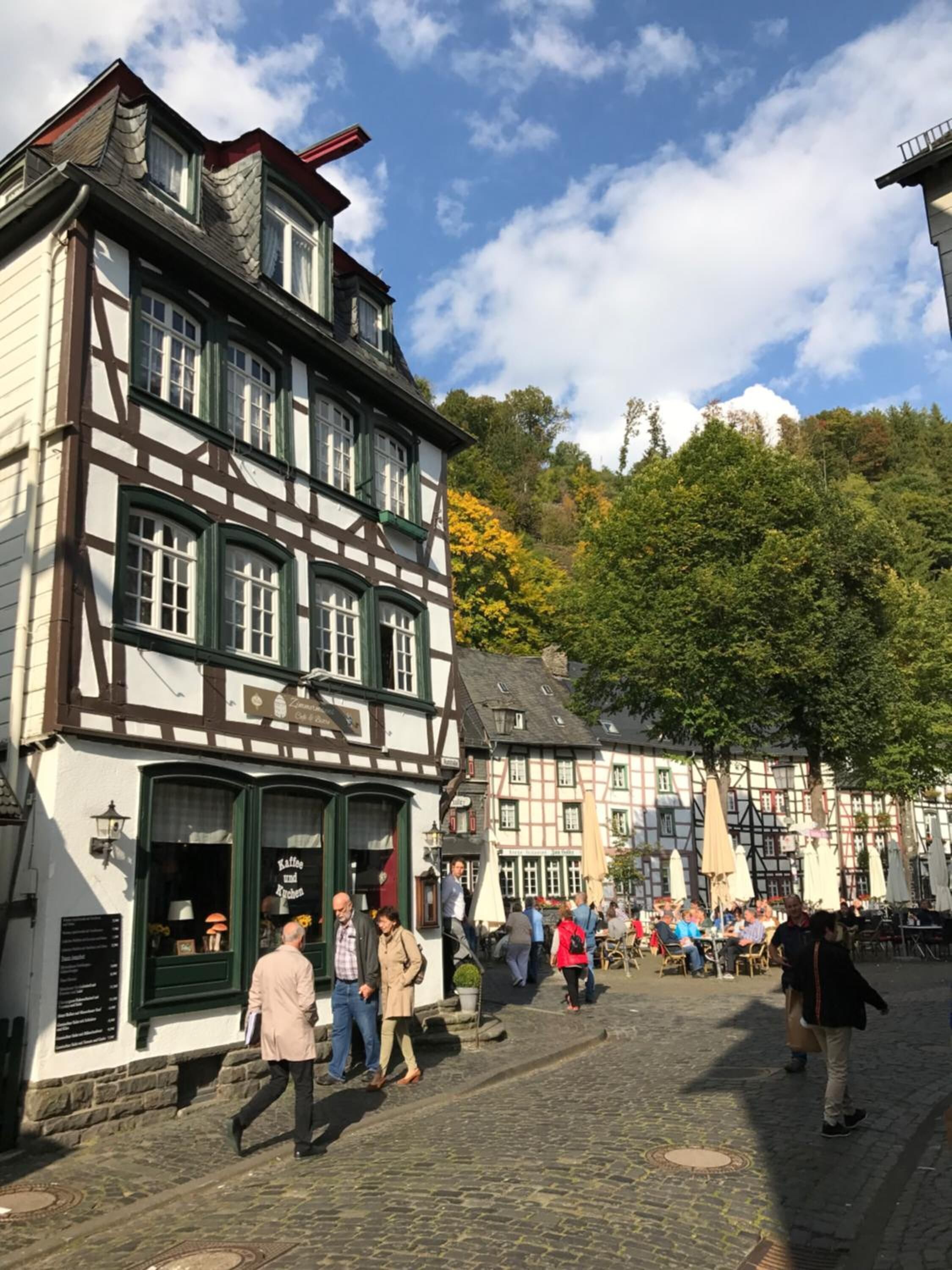 Un bâtiment traditionnel à colombages, sur lequel est apposée une enseigne indiquant qu’il s’agit d’un café.