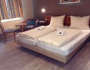 Premium bedding, in-room safe, free WiFi, bed sheets - Hotel Alt Montjoie (Monschau)