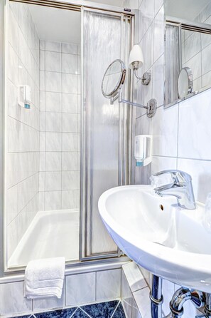Shower, free toiletries, hair dryer, towels - Hotel Alt Montjoie (Monschau)