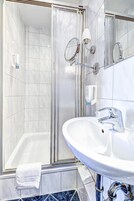 Ducha, artículos de higiene personal gratuitos y secador de pelo