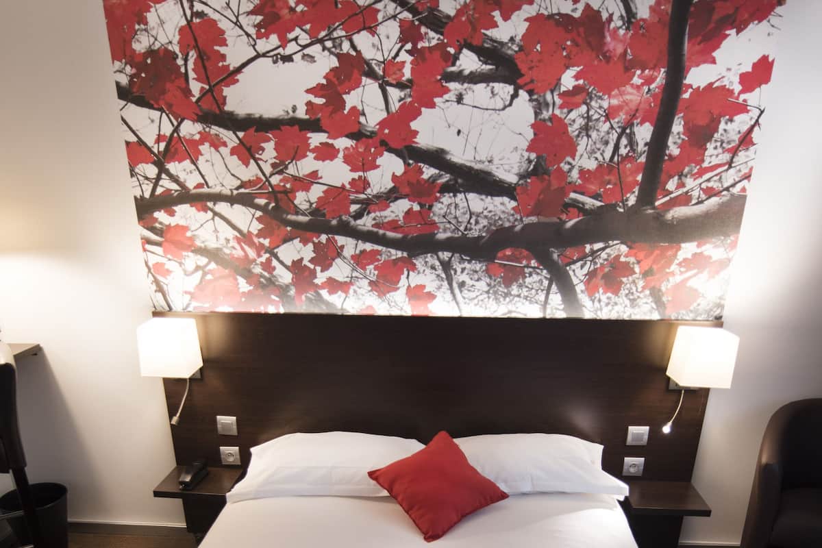 Tweepersoonskamer | Een bureau, gratis babybedden, gratis wifi