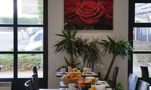 Petit déjeuner buffet (9.9 EUR par personne)