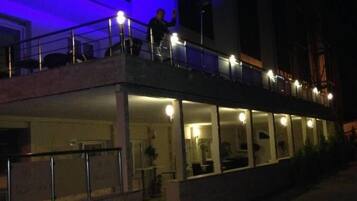 Façana frontal de l'allotjament (vespre/nit)