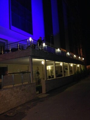 Ein Gebäude mit Balkon und mehreren Fenstern, vermutlich ein Hotel oder ähnliche Einrichtung.