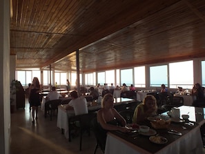 2 restaurants, breakfast, lunch, dinner served; international cuisine