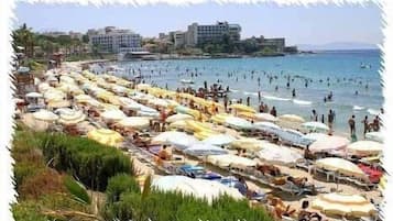 Una spiaggia nelle vicinanze, cabine (a pagamento)