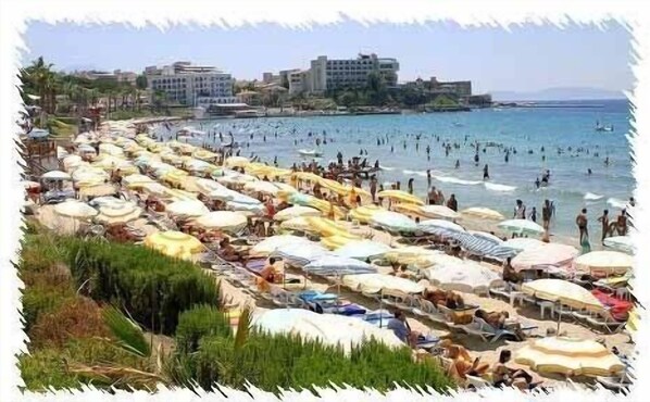 Ubicación cercana a la playa y cabañas de playa