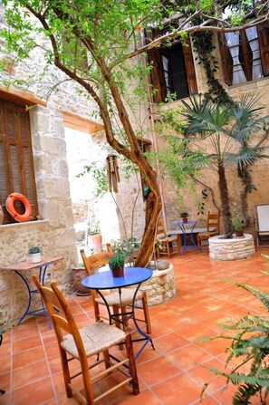 Outdoor dining - Byzantine Hotel (Rethymno)
