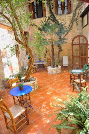 Outdoor dining - Byzantine Hotel (Rethymno)