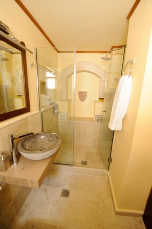 Superior Quadruple Room | Bathroom | Towels - Byzantine Hotel (Rethymno)