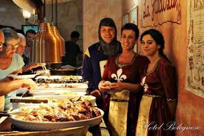 Serviço de almoço e jantar; culinária local, restaurante ao ar livre