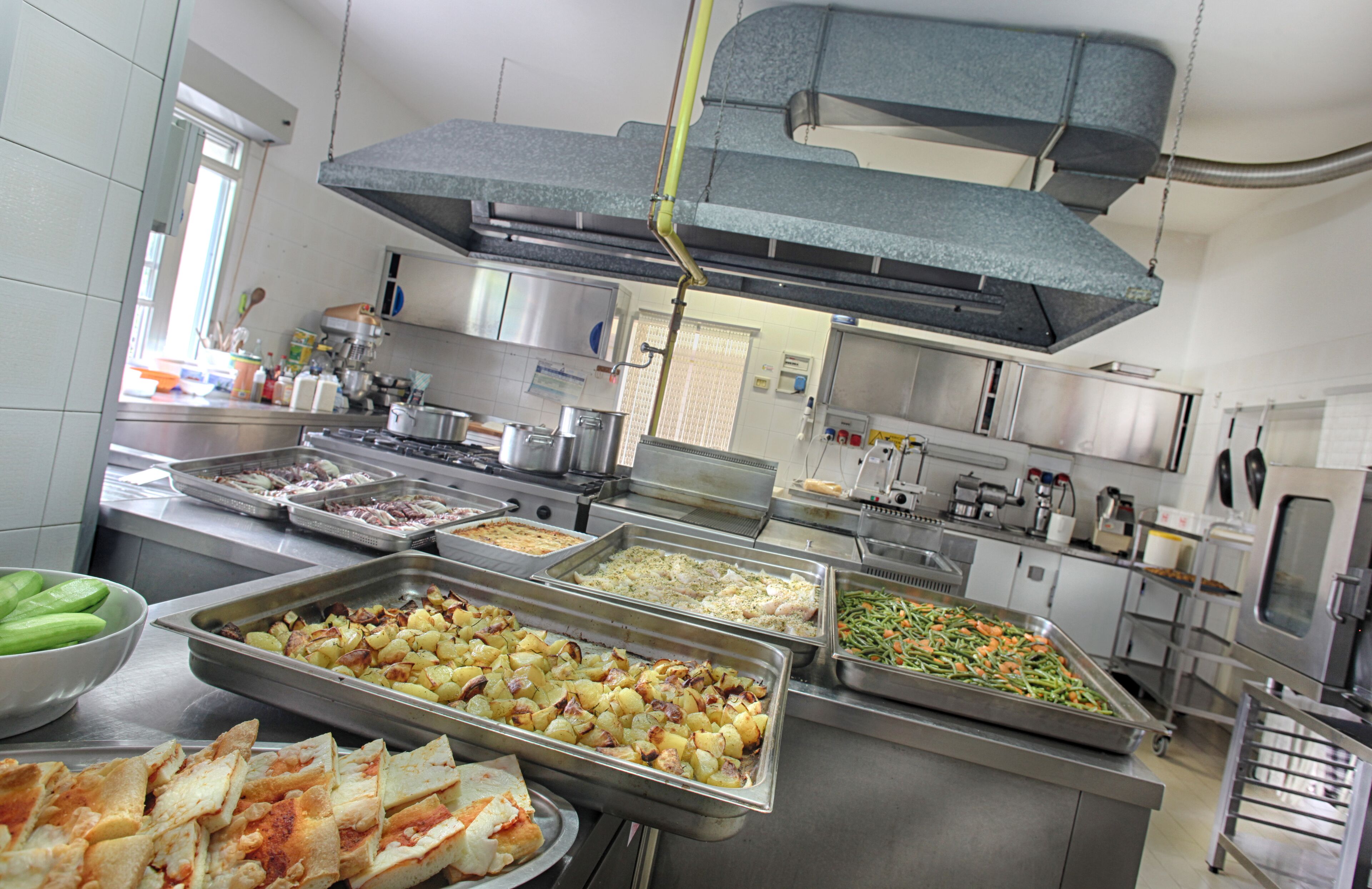 lunch, dinner served; local cuisine, al fresco dining