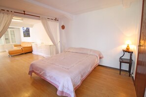 Vila, 4 quartos (3 Double, 2 Twin Beds + 1 Extra Bed) | 4 quartos, cortinas blackout, ferros/tábuas de passar roupa