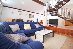 Villa, 4 habitaciones (3 Double, 2 Twin Beds + 1 Extra Bed) | Sala de estar | Una televisión de pantalla plana